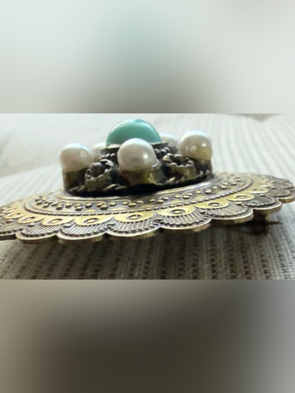 Brass-Tone w/Turquoise Color Cabochon & faux Pearl accents vintage ornate Brooch - Picture 7 of 8